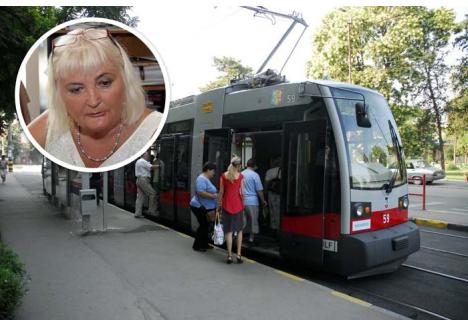  CIOCU' MIC! Pe 27 iunie, în timp ce mergea cu tramvaiul spre serviciu, Aurica Roşu (medalion) a văzut plângând o fată înconjurată de controlori OTL şi, pentru că le-a spus acestora să se poarte mai uman, s-a trezit chiar ea amendată cu 300 lei. Chipurile, i-a "obstrucţionat în serviciu"...